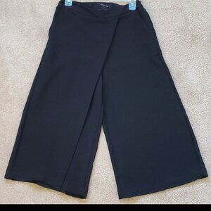 Who What Wear Black Pleated Loose Leg Capri. Size 6
